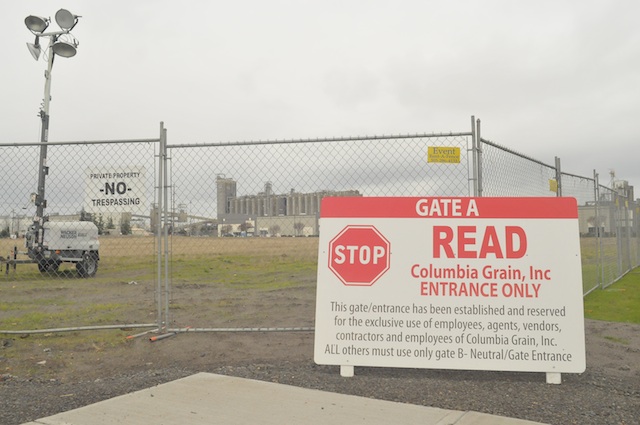 Fencing and warning signs have been put up around the publicly owned Port of Portland Terminal 5 in preparation for a possible labor conflict.  Photo by Pete Shaw.